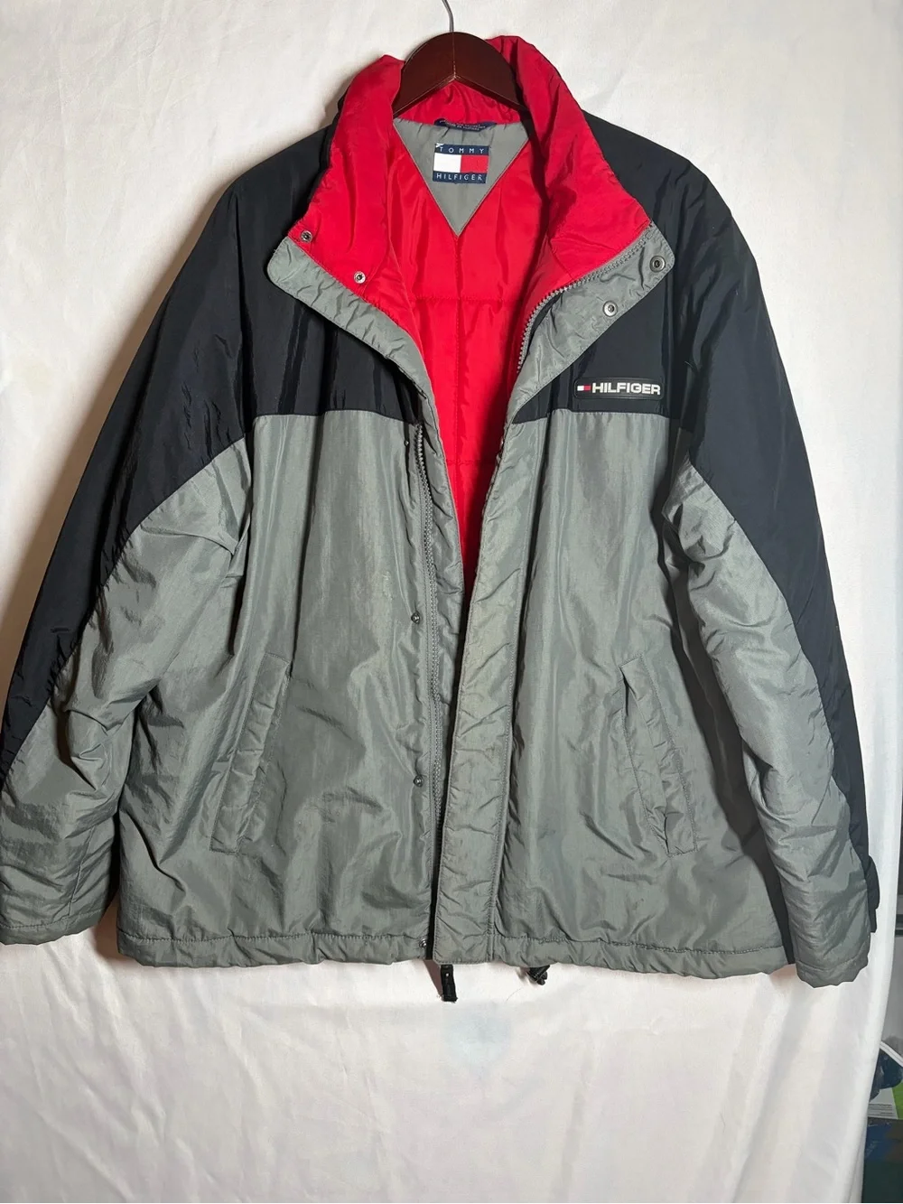 Vintage Tommy Hilfiger Men's Black & Gray Puffer Jacket with Red Lining